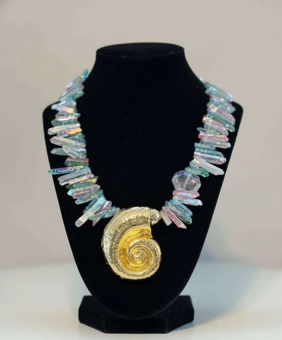 Necklace with colourful quartz and a Maxi gold shell pendant